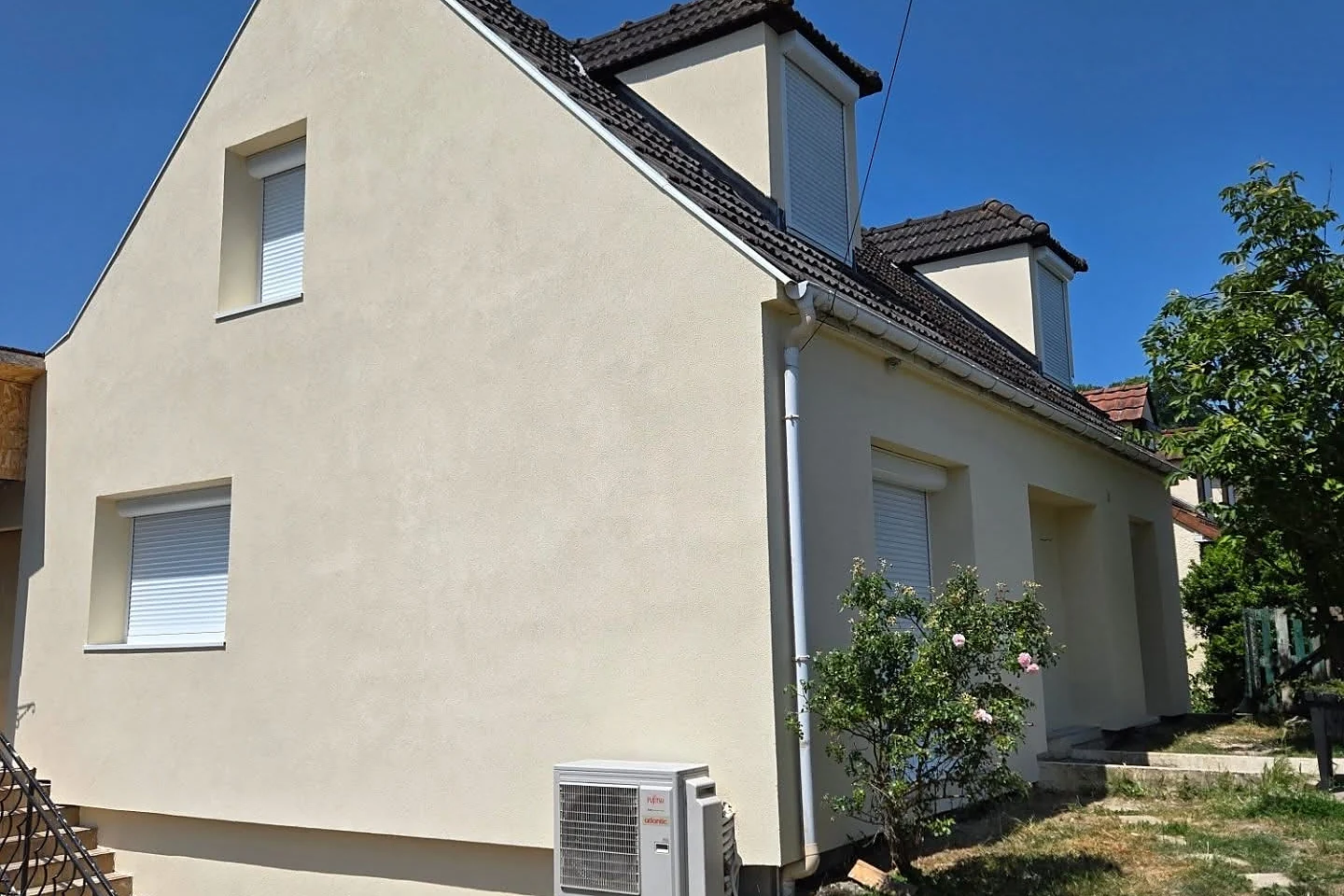 Façade après isolation thermique par l'extérieur et finition, par G2O Habitat