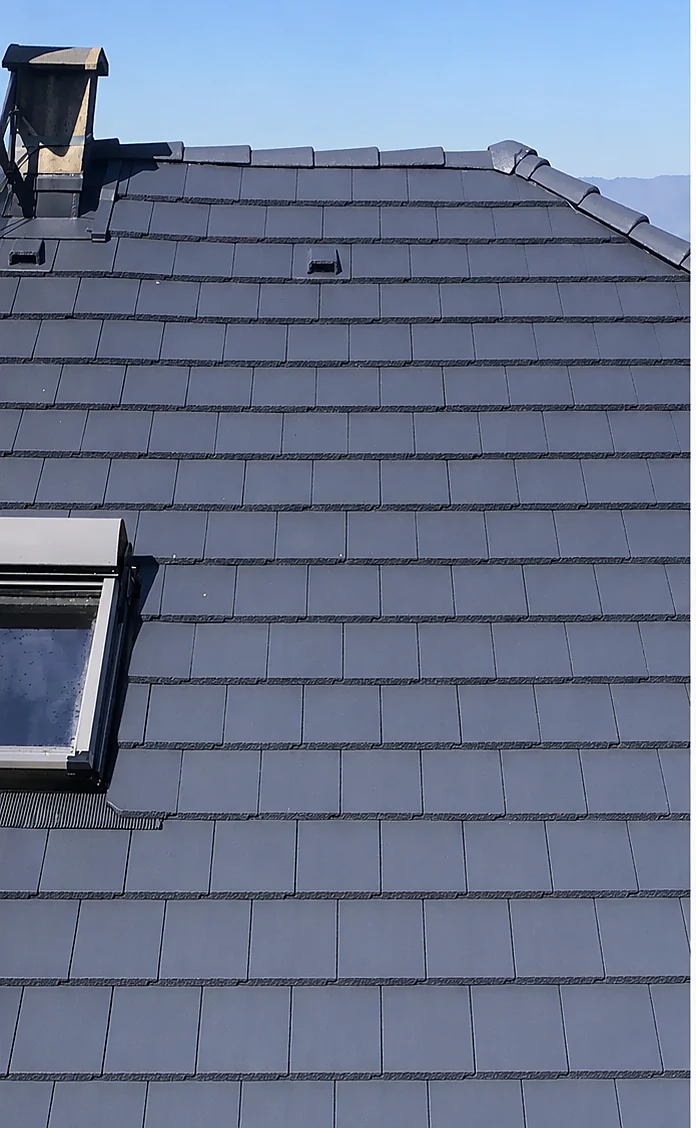 Toiture tuiles propre après démoussage et traitement, par G2O Habitat